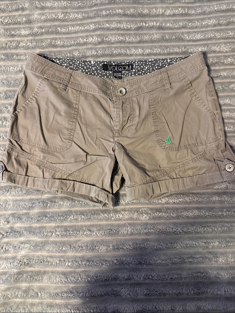 Volcom Women's green Low-Rise Cargo Shorts